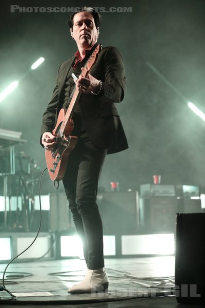 QUEENS OF THE STONE AGE - 2023-11-07 - PARIS - Accor Arena - Troy Dean Van Leeuwen